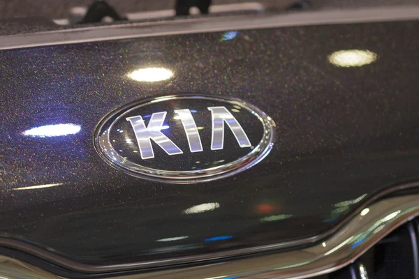 Kia logo op quoris auto model kap — Stockfoto