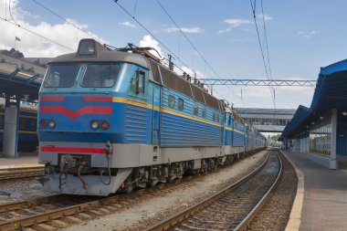 antigua locomotora eléctrica en la estación de ferrocarril