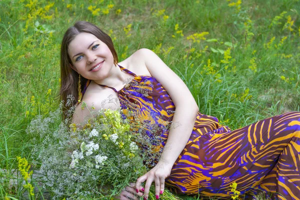 Szép nő, a vadon élő virágok csokor — Stock Fotó
