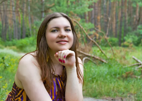 Pretty young woman posing in the summer forest — Stock Photo, Image