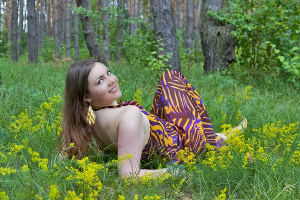 Pretty young woman posing in the summer forest — Stock Photo, Image