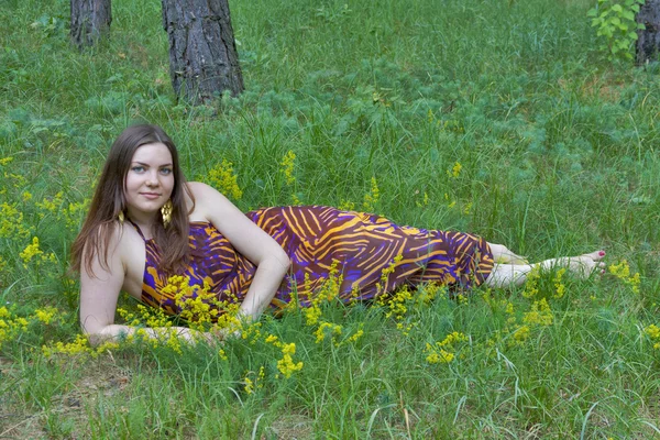 Mooie vrouw met bouquet van veldbloemen — Stockfoto