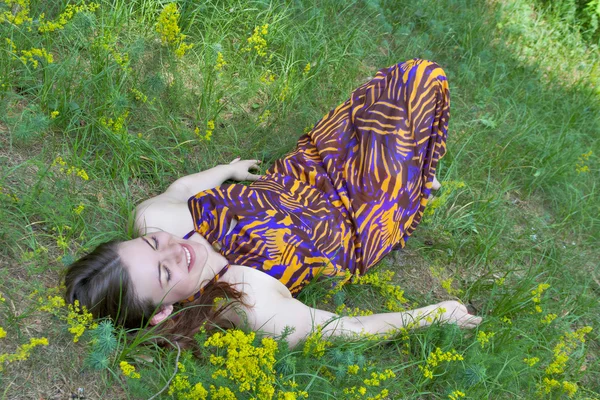 Pretty woman lying on the meadow — Stock Photo, Image