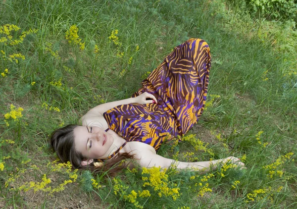 Pretty woman lying on the forest meadow — Stock Photo, Image