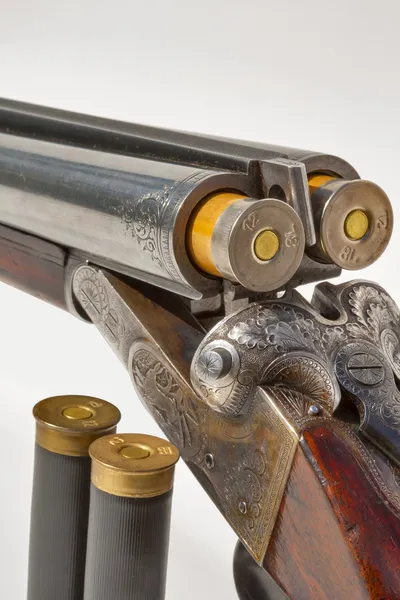 二重銃身の古い散弾銃を充電 — ストック写真