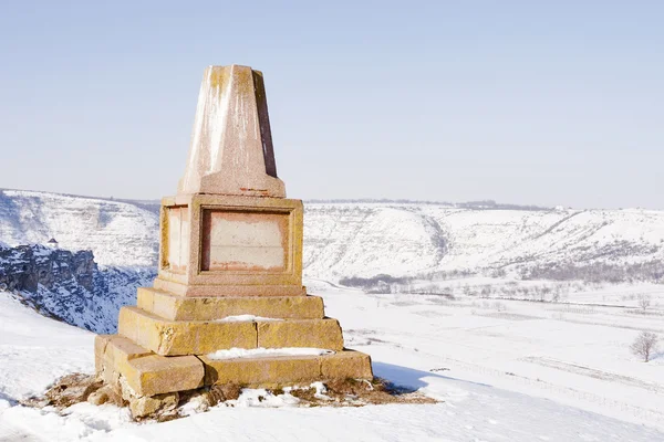 Unbekanntes Denkmal über dem Tal des Orhei vechi. Moldawien — Stockfoto