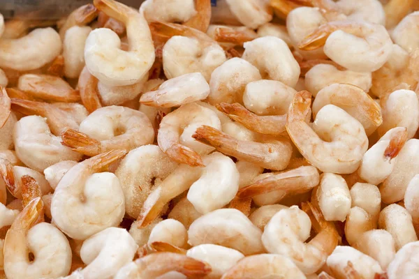 Satılık kuyrukları ile dondurulmuş karides soyulmuş