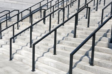 demir parmaklıklar taş basamakları ile