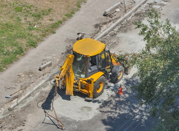 Trator executa obras de estrada para reparação de pavimento — Fotografia de Stock