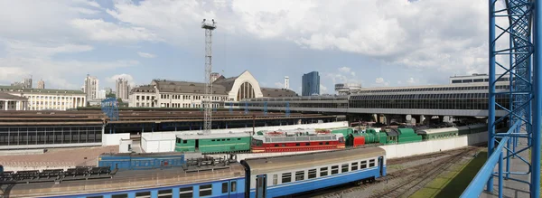 キエフの中央鉄道駅のパノラマ — ストック写真