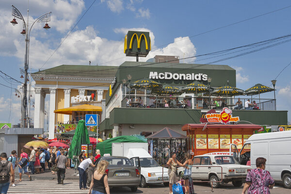 Рестораны быстрого питания McDonald 's и McFoxy в Киеве

