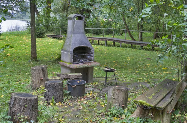 Area barbecue nella foresta — Foto Stock