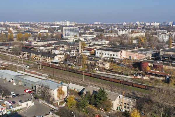 Paisaje urbano del distrito industrial. Svyatoshin, Kiev . — Foto de Stock