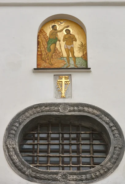 Venster en fresco van de kerk van st. onufriy in lviv — Stockfoto