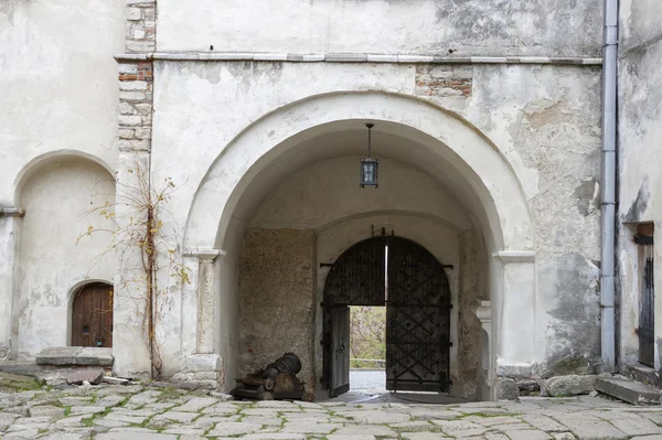 Pátio e entrada para o Castelo de Olesko — Fotografia de Stock