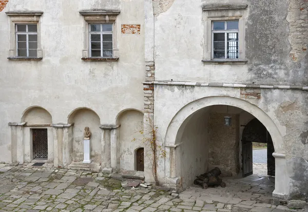 Courtyard and entrance to the Olesko Castle — Stock Photo, Image