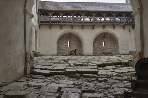 Pátio e brechas do castelo medieval — Fotografia de Stock