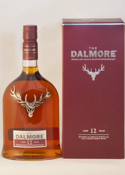 Dalmore whisky single malt contro il bianco — Foto Stock