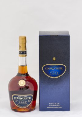 Courvoisier şampanya konyak şişesi ve kutusu