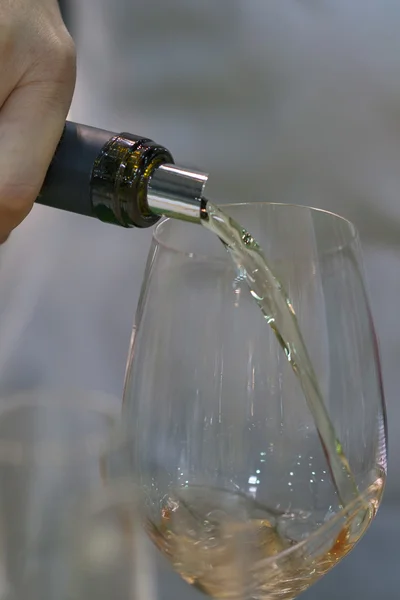 Pouring white wine for tasting — Stock Photo, Image