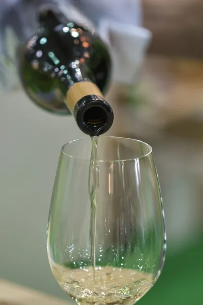Versare vino bianco per la degustazione — Foto Stock