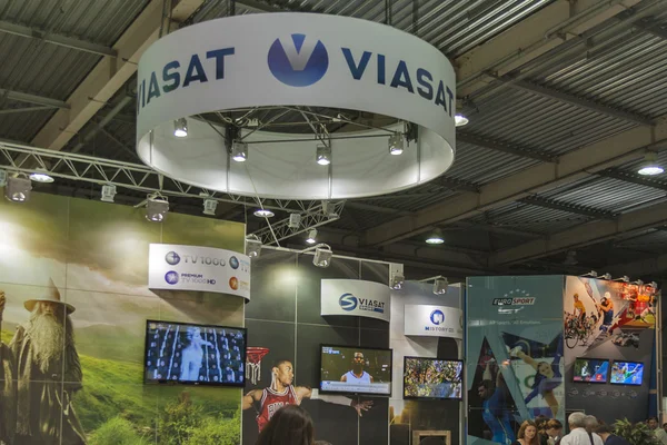 Viasat tv satelitarnej dostawcy firmy stoisko — Zdjęcie stockowe