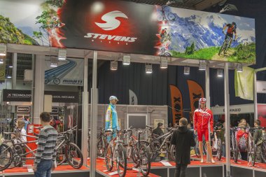 Stevens motosiklet standında motor ticaret göstermek