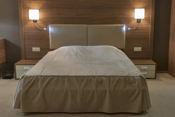 Quarto com cama de casal — Fotografia de Stock