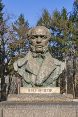 ünlü cerrah i. pirogov Anıtı