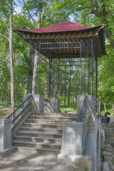 Viejo parque de primavera con puente de piedra — Foto de Stock