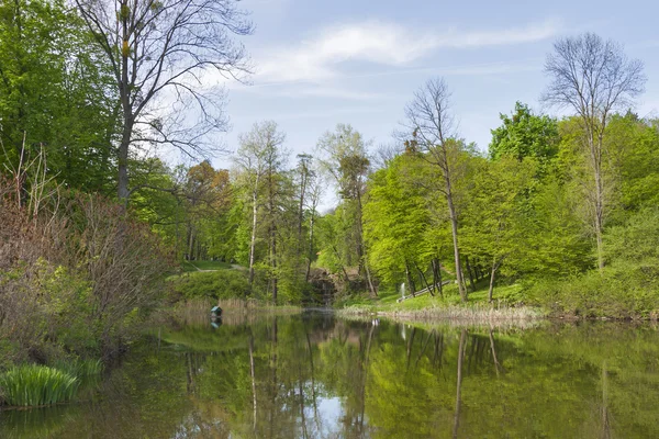 Vecchio parco primaverile con stagno e cascata — Foto Stock