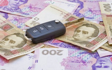 Arabanın anahtarlarını Ukraynalı banknotların üzerinde