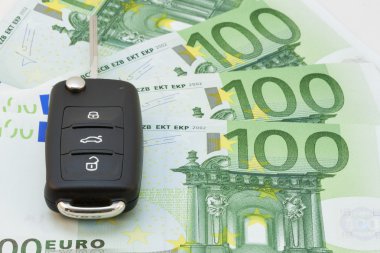 Arabanın anahtarlarını euro banknot üzerinde