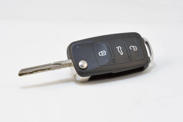 Современный ключ от автомобиля на белом — стоковое фото