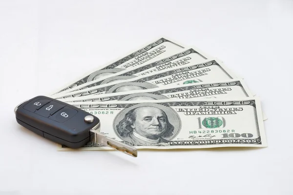Chaves do carro sobre notas de dólar — Fotografia de Stock