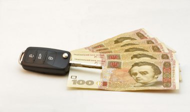 Arabanın anahtarlarını Ukraynalı banknotların üzerinde