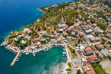 Yunanistan 'ın Korfu Adası' nın kuzeyinde ikonik küçük liman ve balıkçı köyü olan Kassiopi marinası üzerindeki hava aracı görüntüsü.