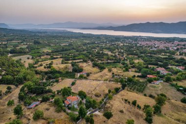 Polyfytos yapay gölü ve Velventos köyü üzerindeki hava aracı görüntüsü. Larissa, Yunanistan.