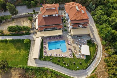 Açık havuzu ve barı olan bir otel kompleksi üzerinde hava aracı görüntüsü. Larissa, Yunanistan.