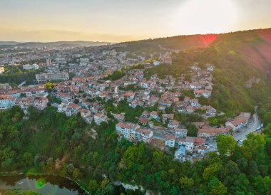 Bulgaristan 'ın tarihi Veliko Tarnovo kentinde hava aracı manzarası.