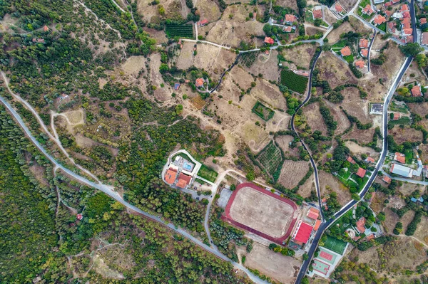 Polyfytos Yapay Gölü Yakınlarındaki Velventos Köyündeki Stadyumun Hava Aracı Görüntüsü — Stok fotoğraf