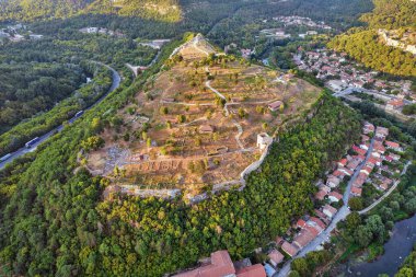 Bulgaristan 'da Trapezitsa Mimari ve Müze Rezervi ve Yantra nehri ile Veliko Tarnovo üzerinde hava aracı görüntüsü.