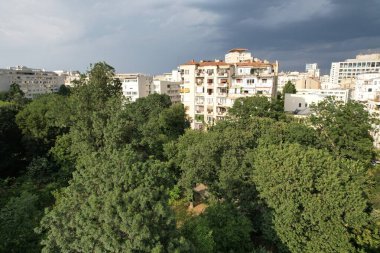Cismigiu Gardens ile Bükreş şehir merkezi üzerinde hava aracı görüntüsü. Romanya 'nın başkenti.