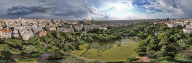 Cismigiu Gardens ile Bükreş şehir merkezi üzerinde hava aracı görüntüsü. Romanya 'nın başkenti. Küresel Panorama.