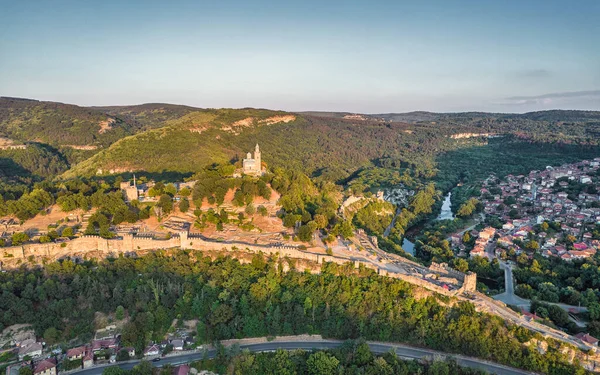 Vista Aérea Del Dron Sobre Veliko Tarnovo Con Fortaleza Tsarevets — Foto de Stock