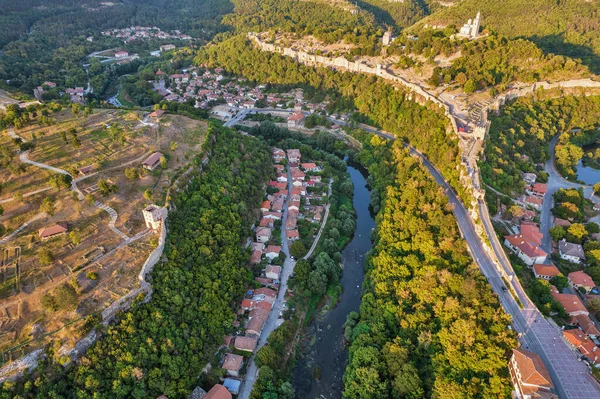 Bulgaristan Yantra Nehri Çarevets Kalesi Ile Veliko Tarnovo Üzerinde Hava — Stok fotoğraf