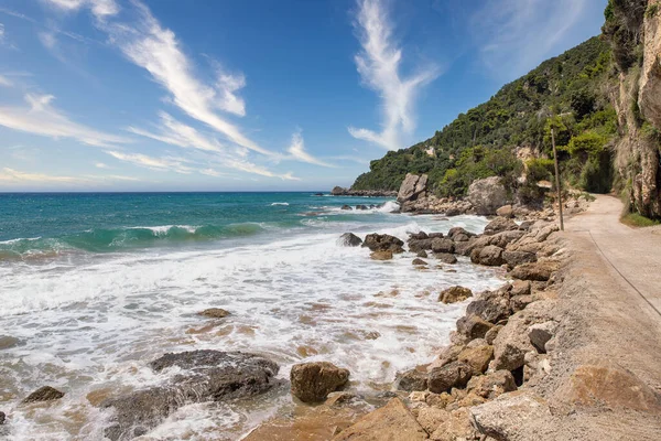 Bela Vista Panorâmica Ondas Mar Colidindo Com Rochas Com Salpicos — Fotografia de Stock