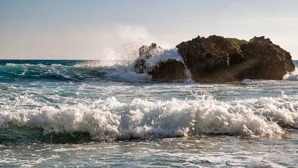 Hermosa Vista Panorámica Olas Mar Estrellándose Contra Rocas Con Salpicaduras —  Fotos de Stock