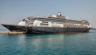 KERKYRA, CORFU, GREECE- 30 Temmuz 2021: Hollanda Amerika Hattı Zaandam ve Volendam yolcu limanına demirlemiş lüks yolcu gemileri.