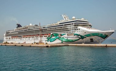 KERKYRA, CORFU, GREECE- 30 Temmuz 2021: NCL Norveçli lüks yolcu gemisi yolcu limanına demirledi. Gemi 2006 'da inşa edilmiş, 2017' de yenilenmiş, konuk kapasitesi 2402..